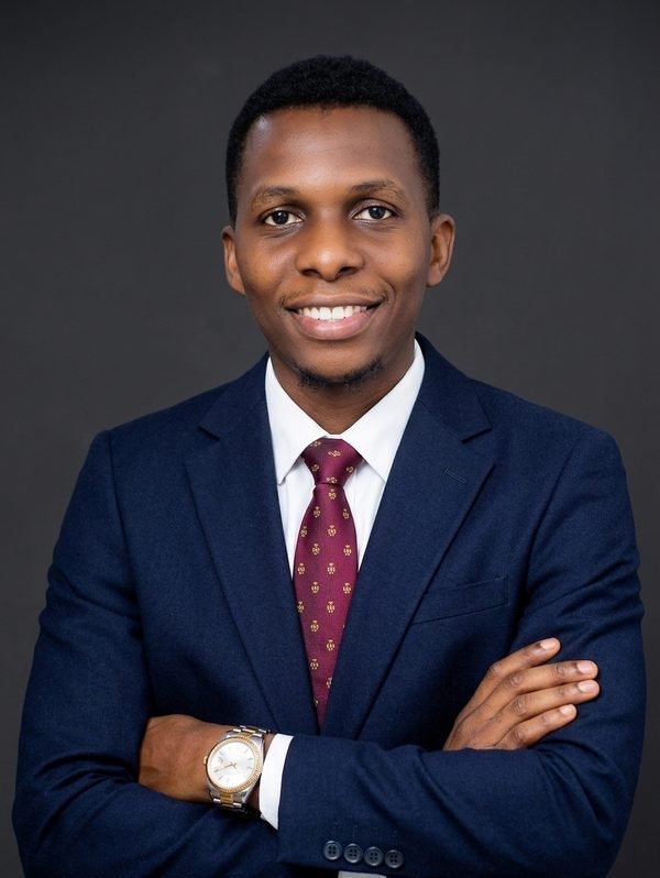 Portrait de Neskins Kayembe, fondateur et CEO d’EVRYS DBS